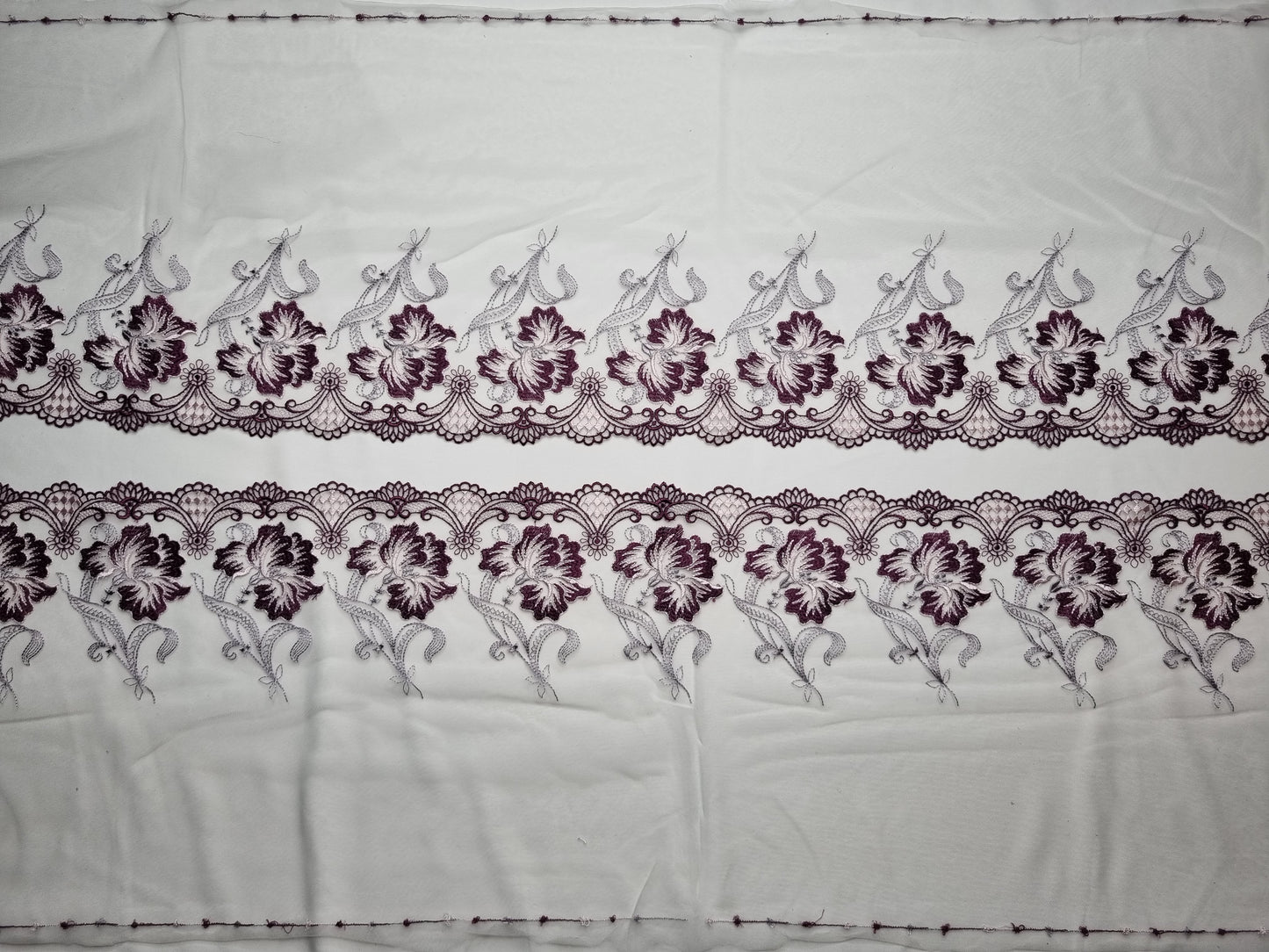 Wit tule kant met geborduurde lelies in aubergine