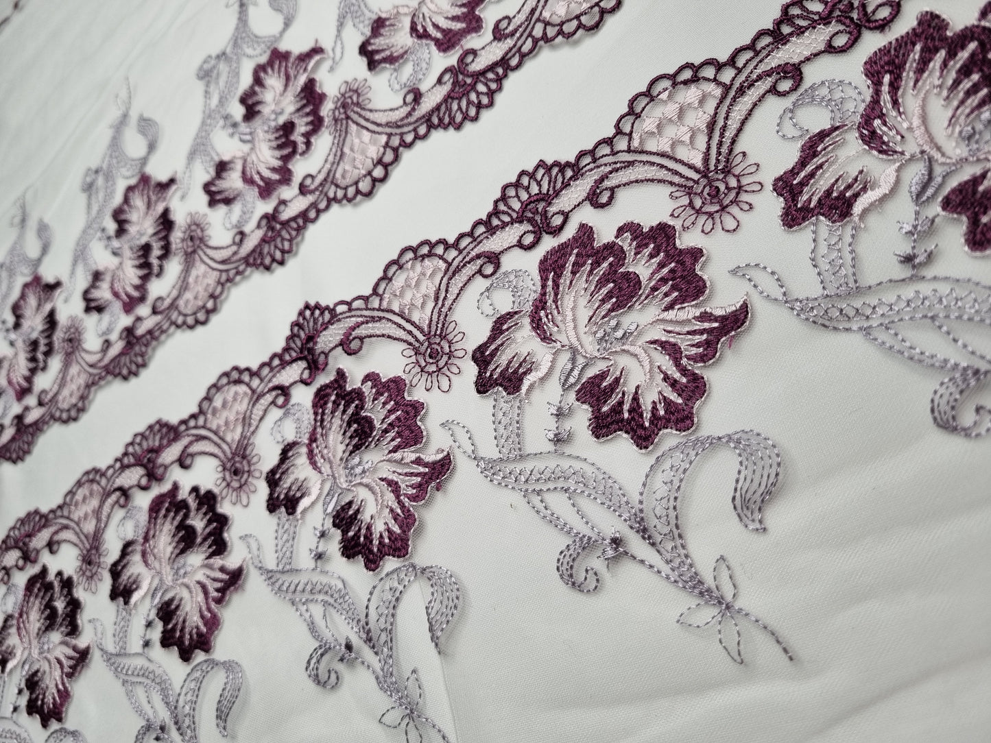 Wit tule kant met geborduurde lelies in aubergine