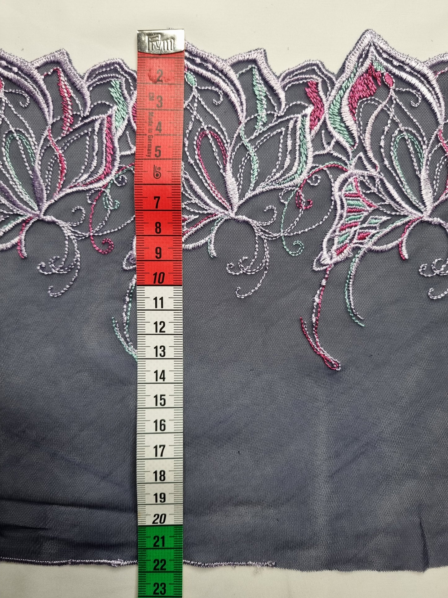 Donkerblauw tule kant met geborduurde vlinders