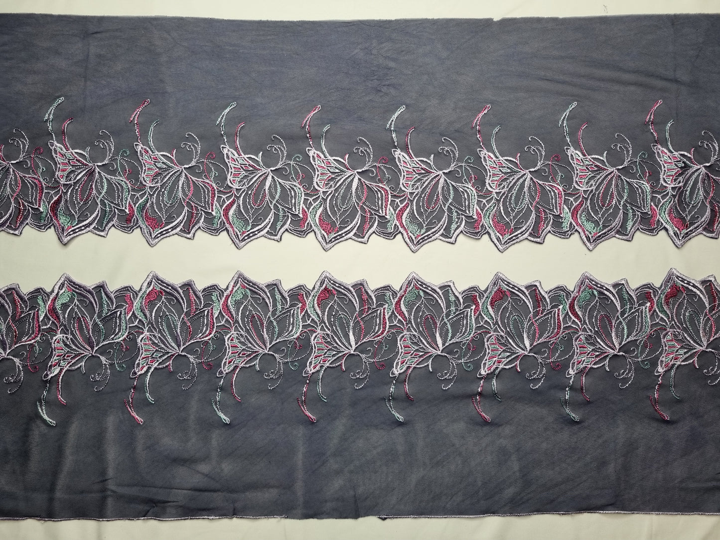 Donkerblauw tule kant met geborduurde vlinders