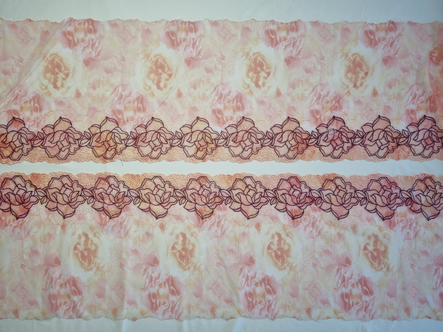 Tule kant met print en parelmoer kleurige rozen.
