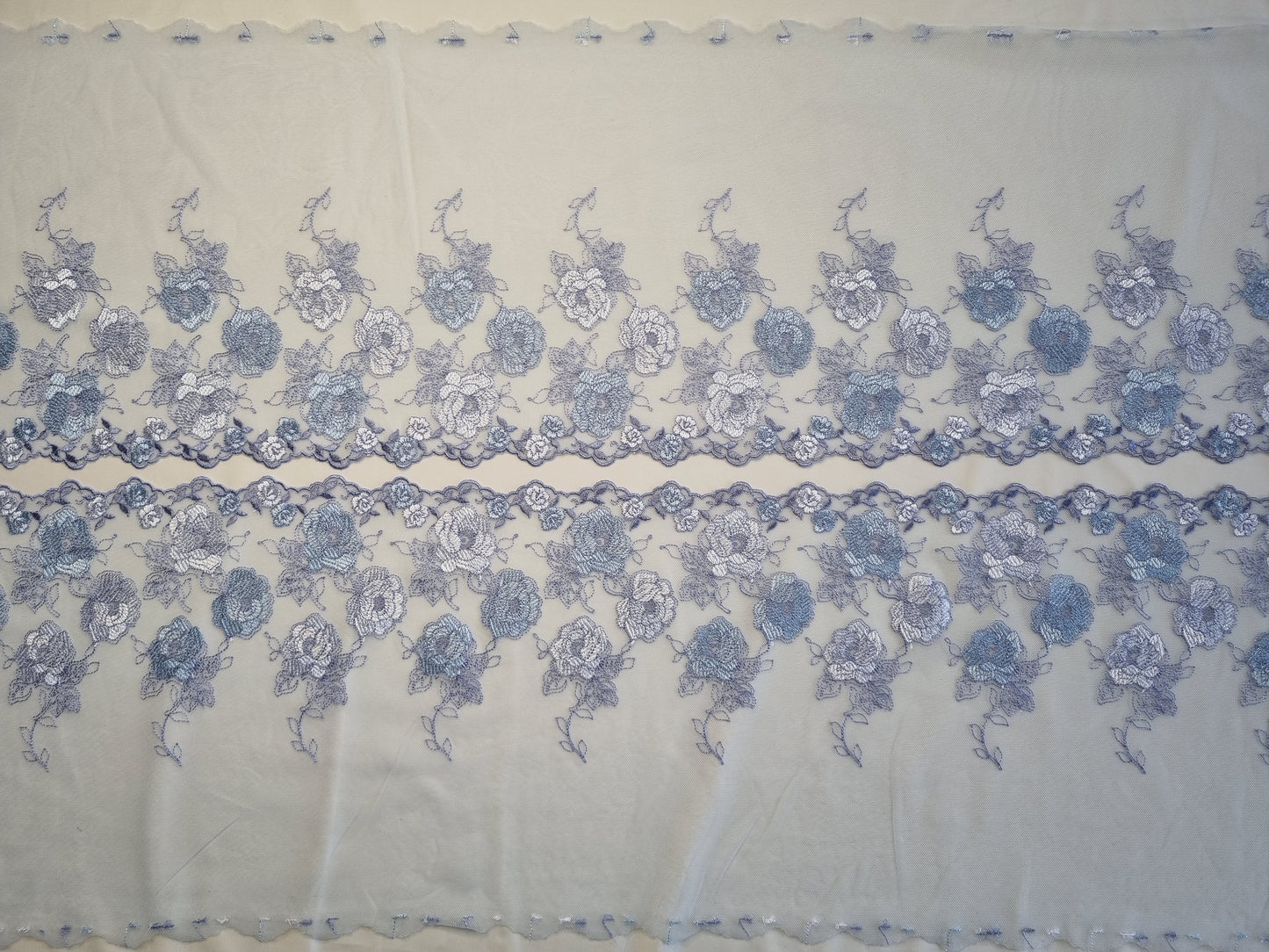 Lichtblauw tule kant met bloemen borduursel in lavendelblauwe tinten