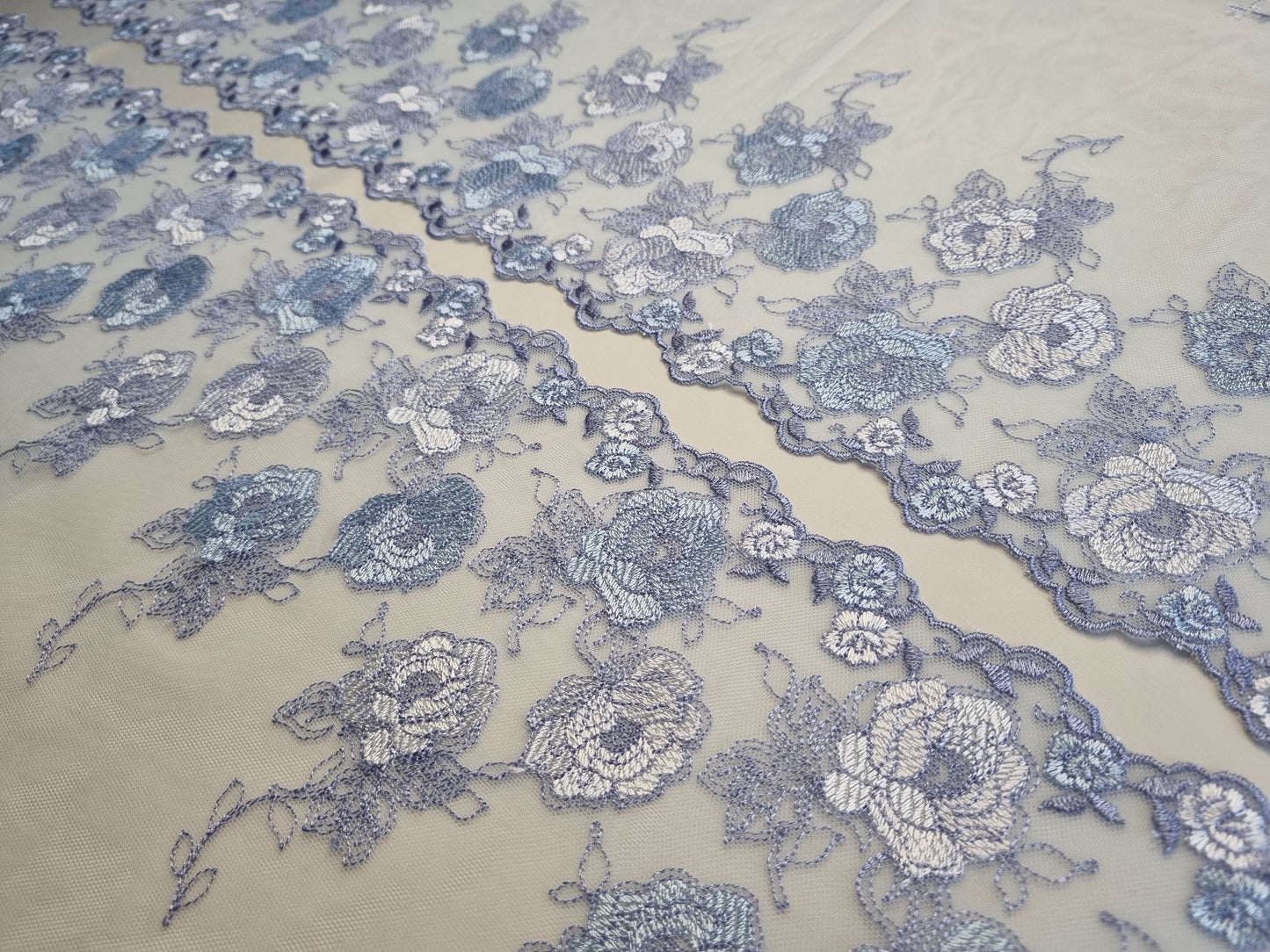 Lichtblauw tule kant met bloemen borduursel in lavendelblauwe tinten