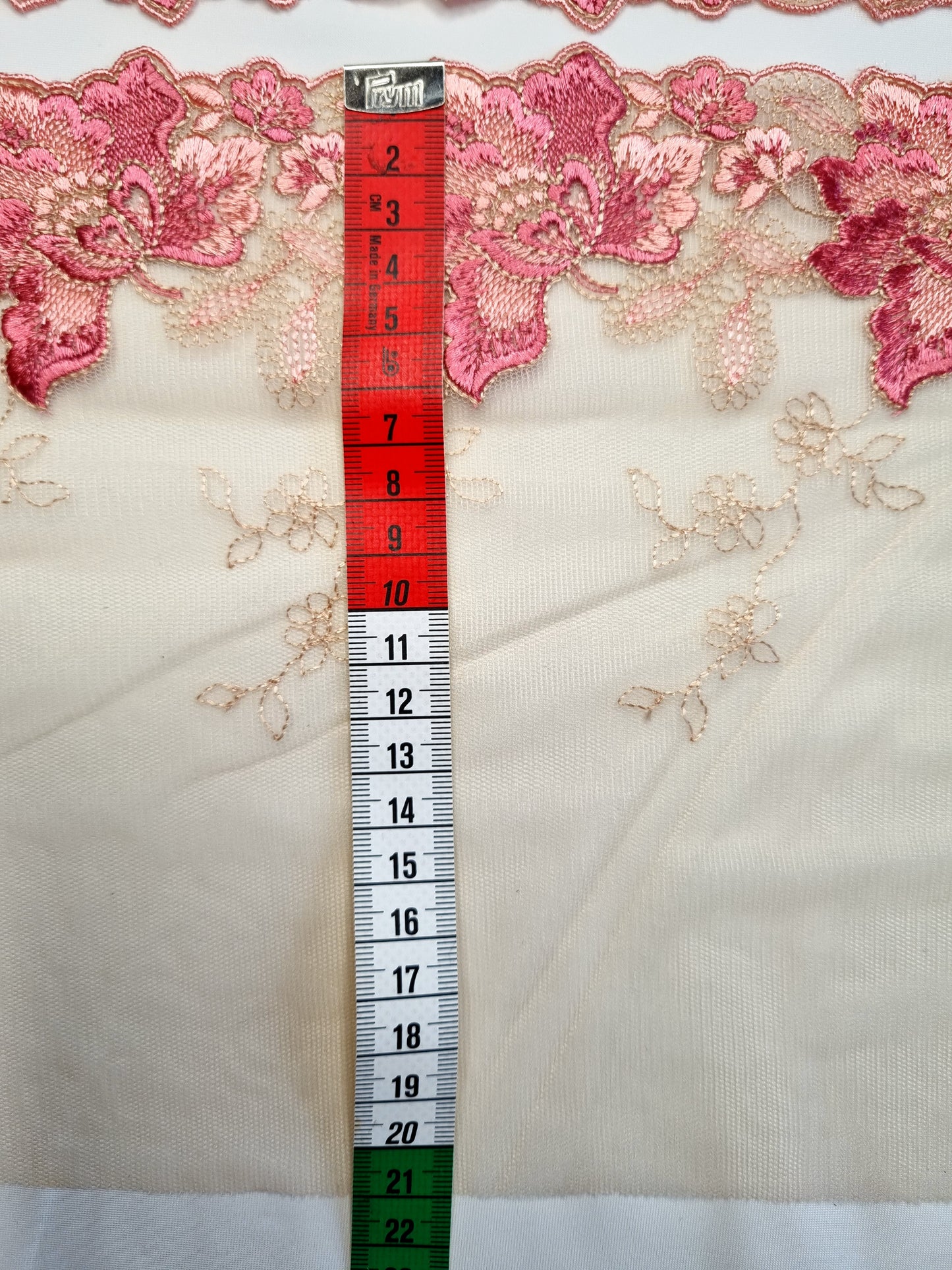 Late tule kant met roze geborduurde bloemen