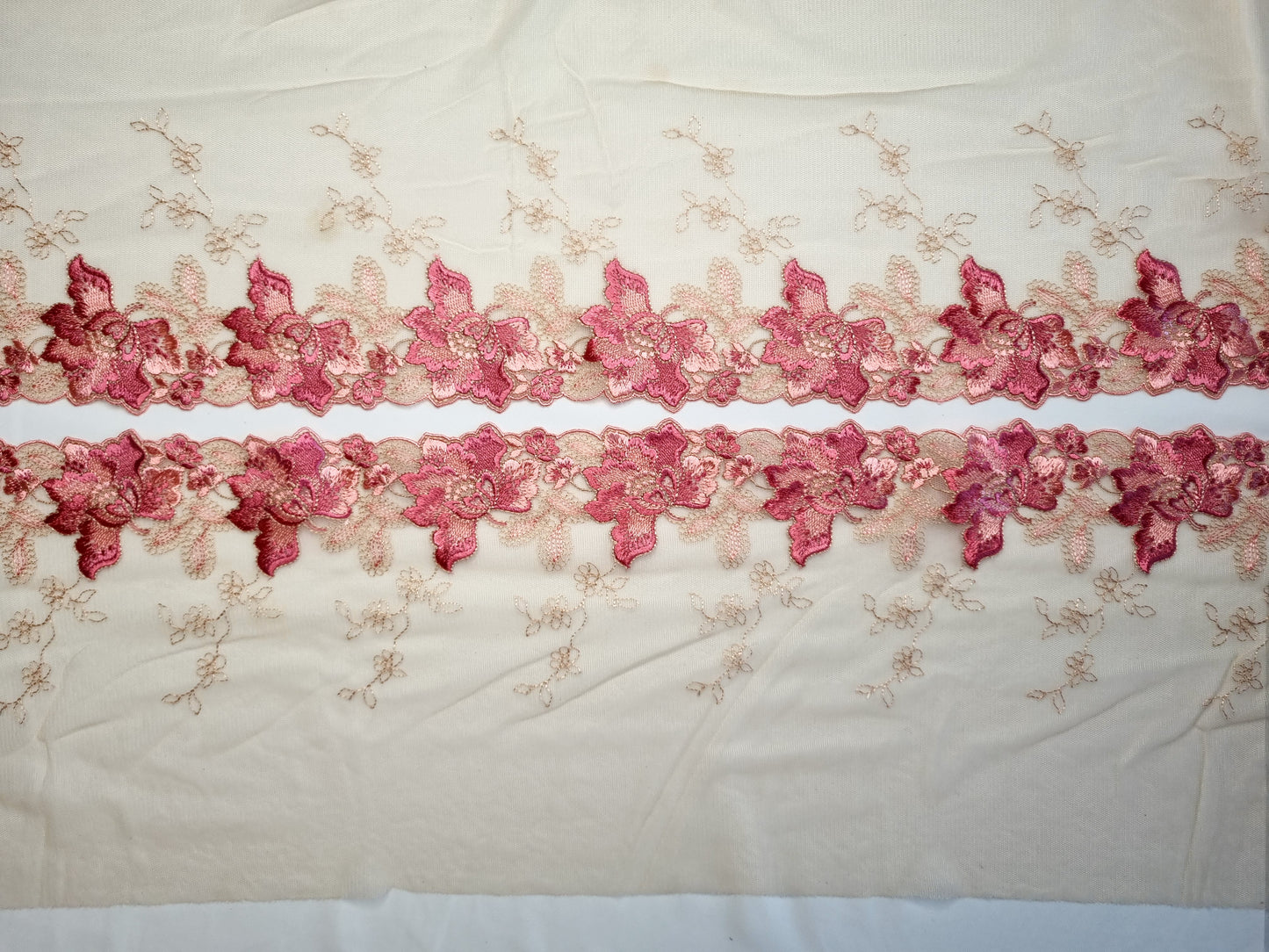 Late tule kant met roze geborduurde bloemen