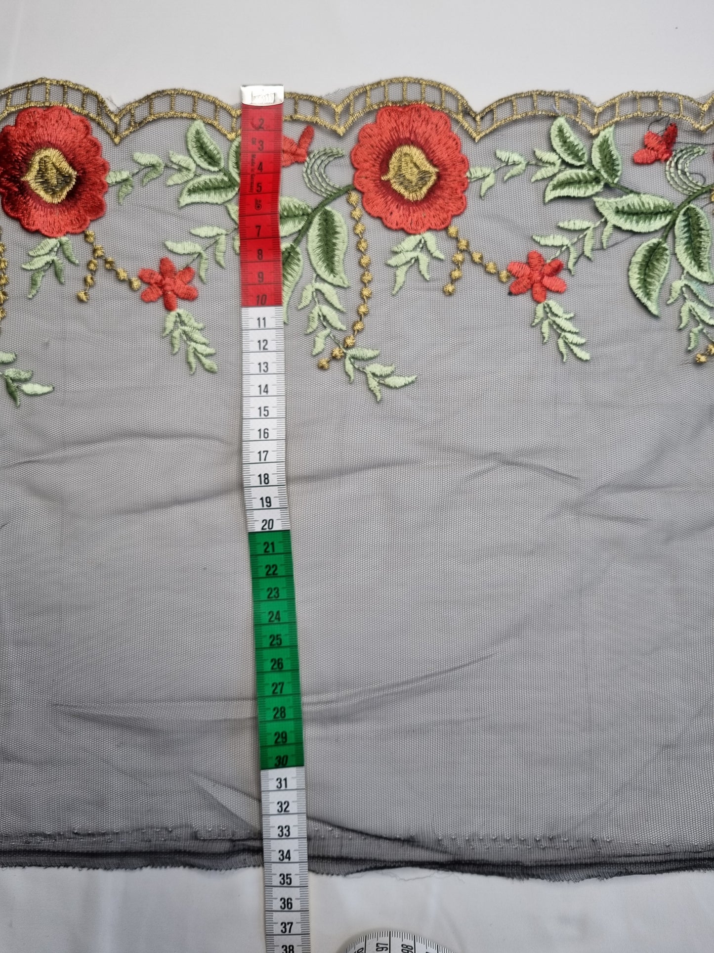 Zwart tule kant met retro bloemen borduursel