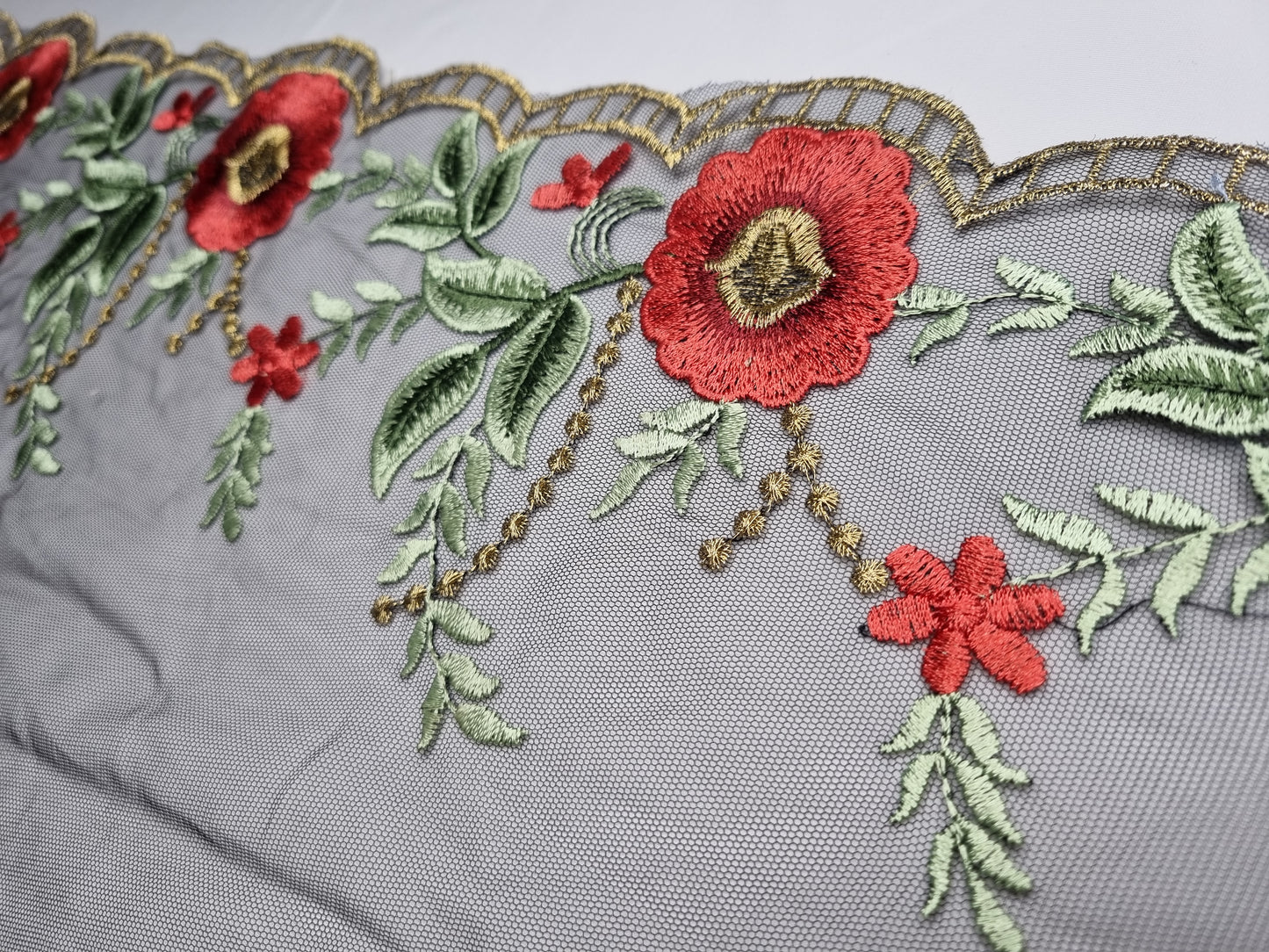 Zwart tule kant met retro bloemen borduursel