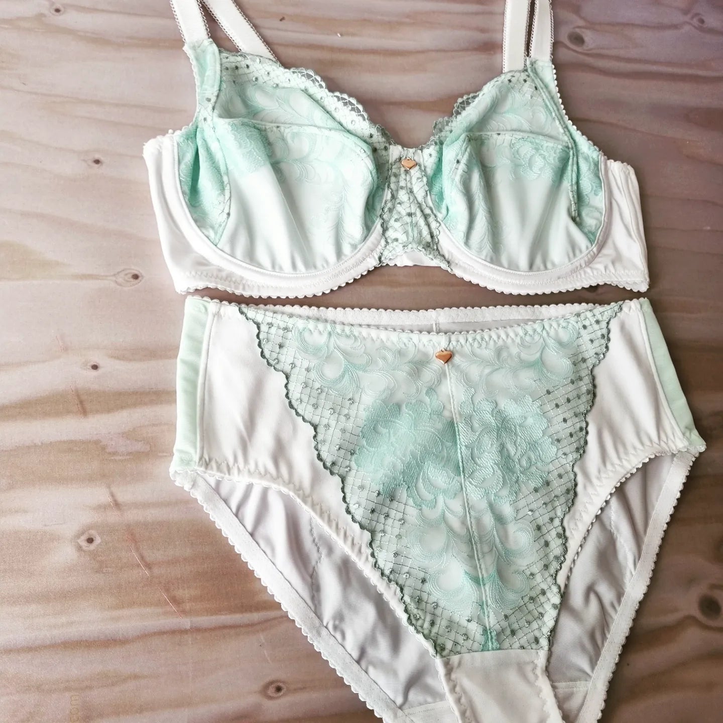 Mint kleurig tule kant met geborduurde rozen