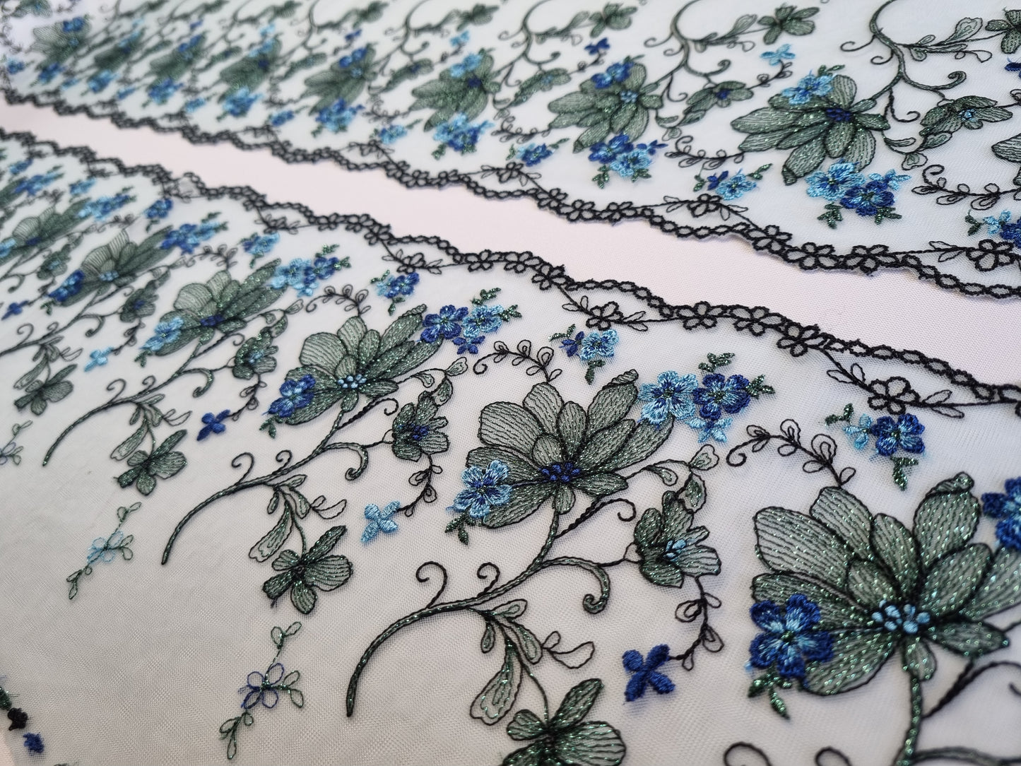 Lichtblauw tule kant met vergeet-mij-nietjes en bloemen in lichtblauw lurex draad