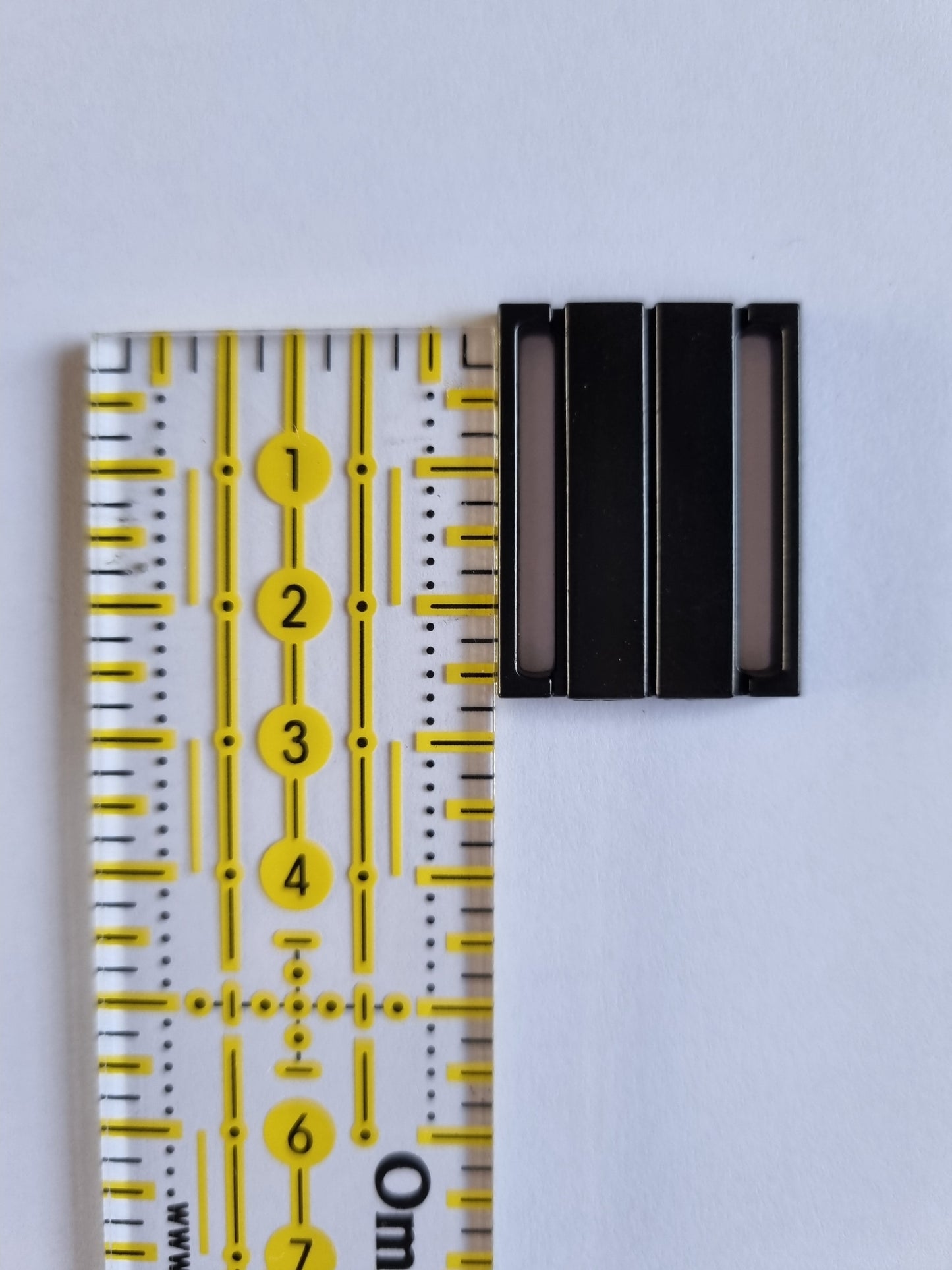 Sluiting: mat zwart, 2,5cm opening, metaal