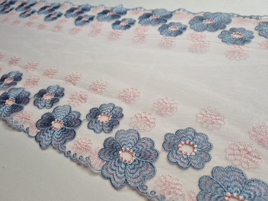 Roze tule kant met blauw geborduurde bloemen