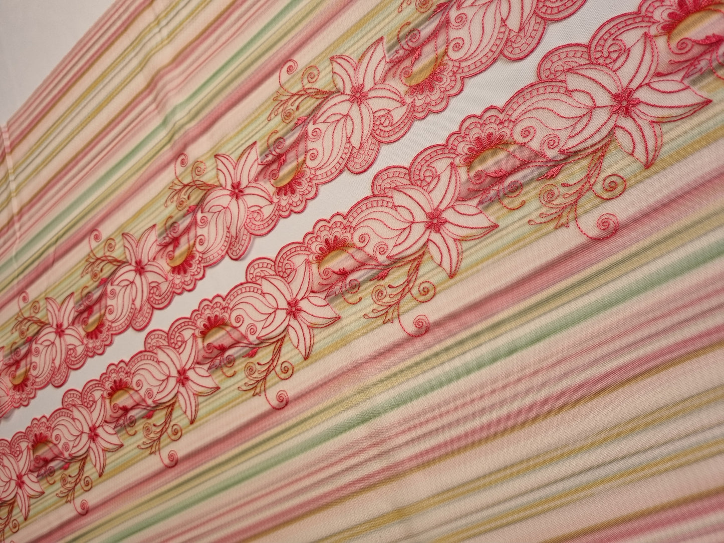 Tule kant met bont gestreepte print en roze geborduurde lelies