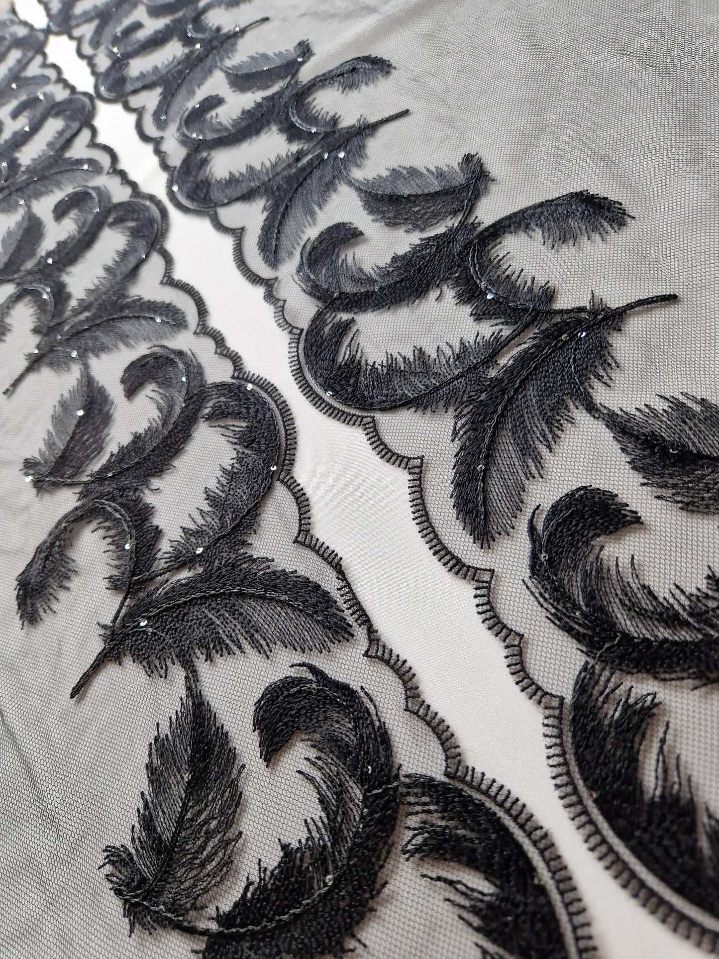 2024-42 zwart tule kant met geborduurde veren voorzien van zilverkleurige pailletjes