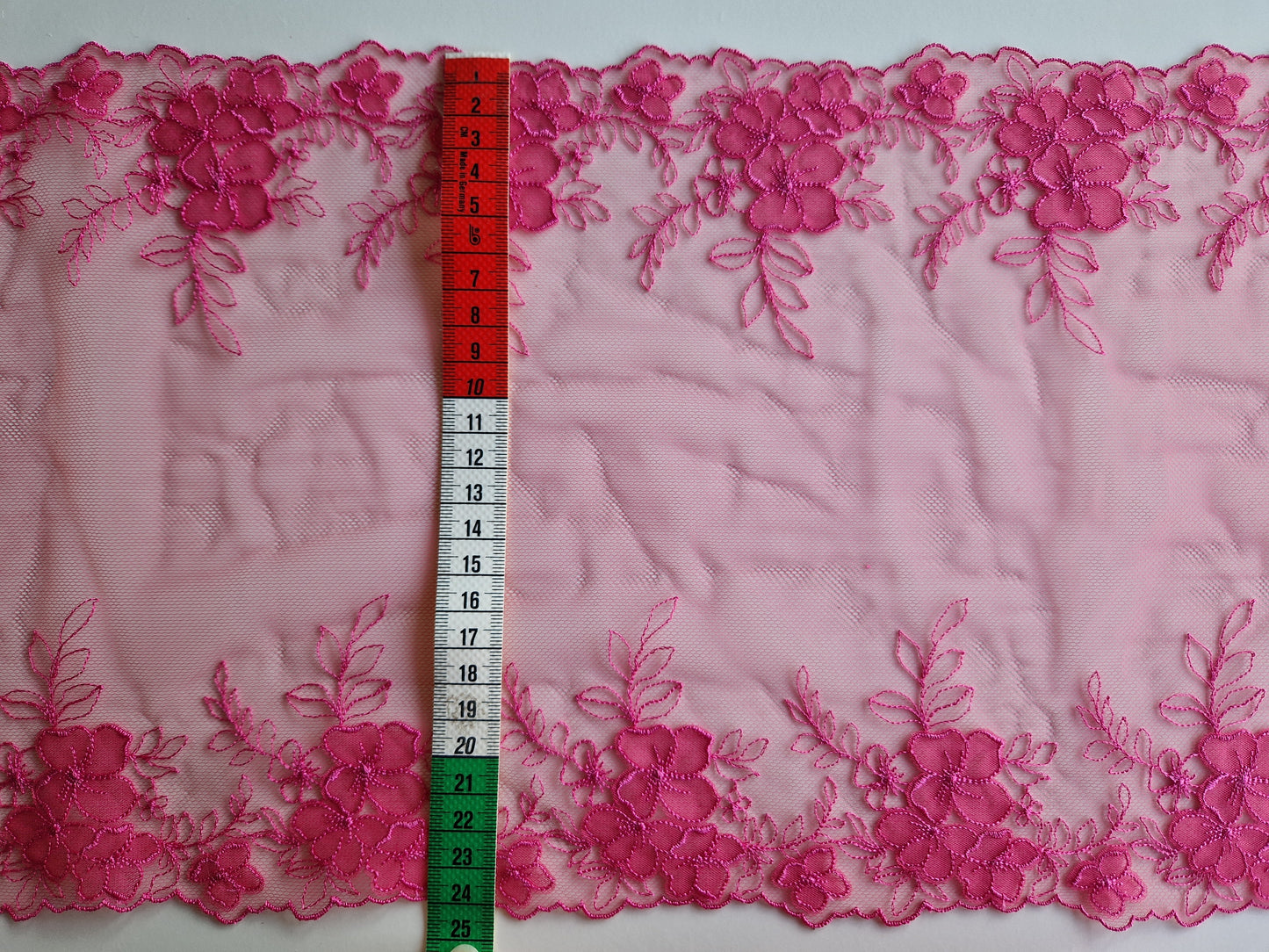 2024-116 fuchsia roze tule kant met tule geappliqueerde bloemetjes