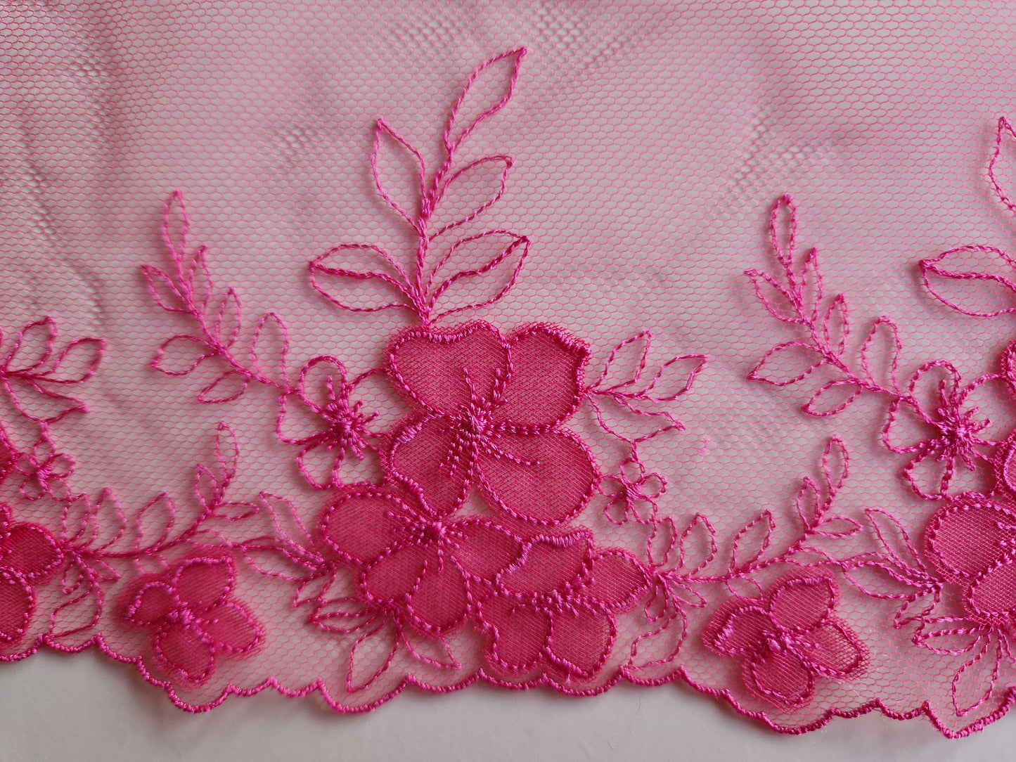 2024-116 fuchsia roze tule kant met tule geappliqueerde bloemetjes