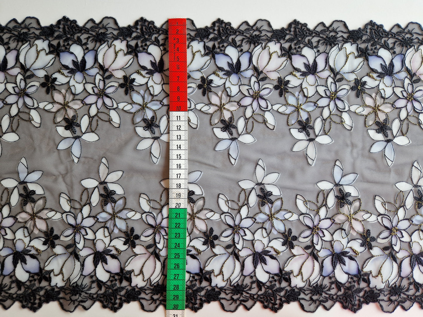 2024-117 Zwart tule kant met "glas in lood" bloemen look omlijst met goudkleurig lurex draad.