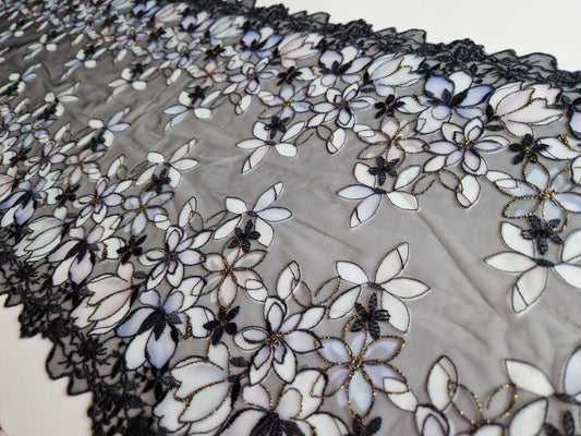 2024-117 Zwart tule kant met "glas in lood" bloemen look omlijst met goudkleurig lurex draad.