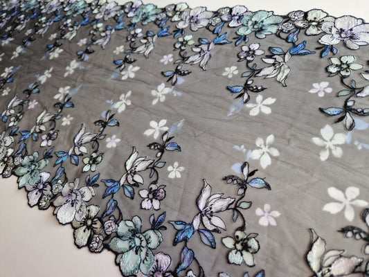 2024-118 Zwart tule kant met "glas in lood" bloemen look omlijst met zilverkleurig lurex draad.