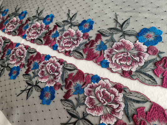 2024-135 zwart tule kant met ingeweven polkadotje en geborduurde bloemen in aubergine en blauw