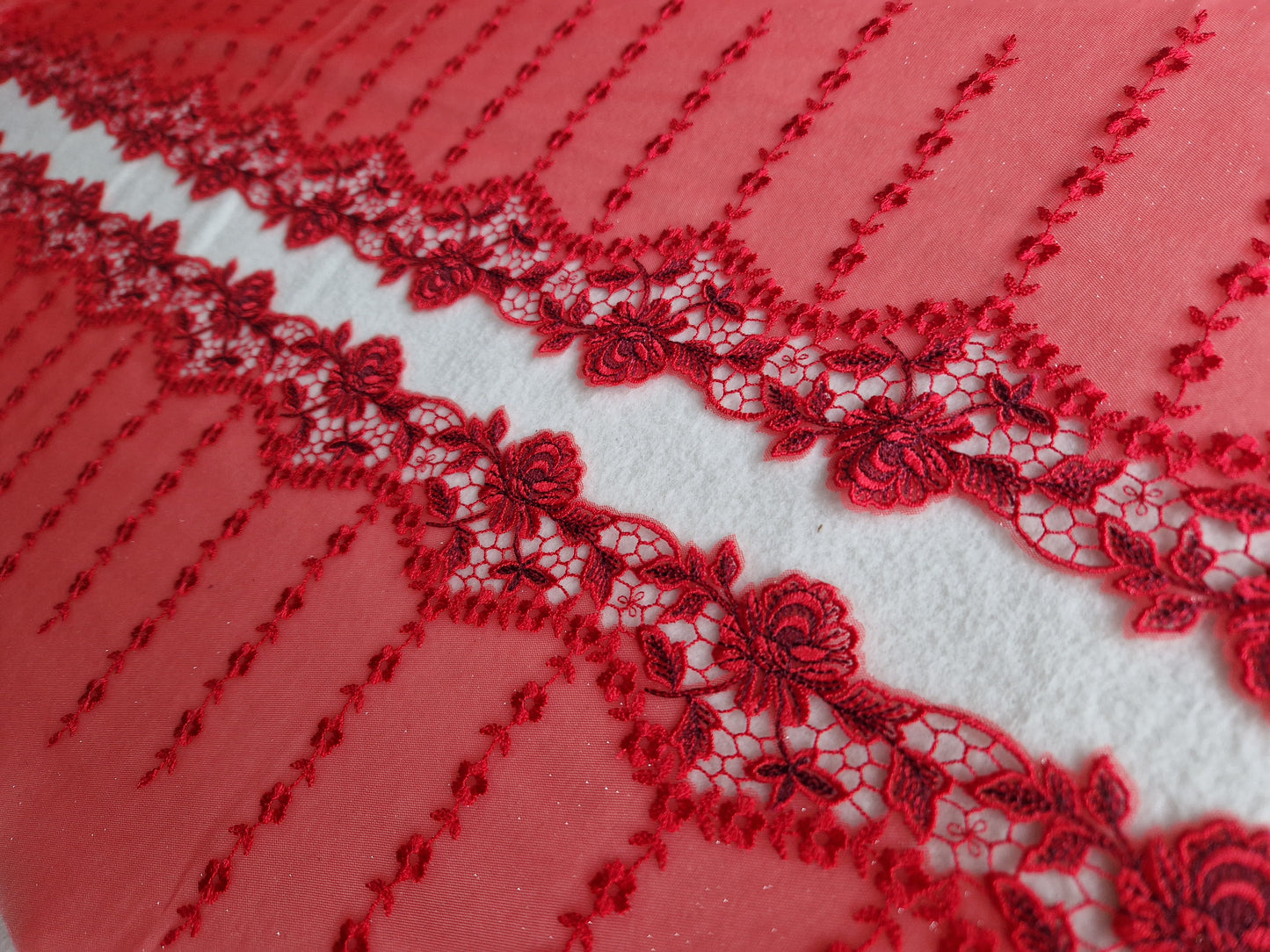 2024-136 rood tule kant met glittertje en broderie rand met roosjes