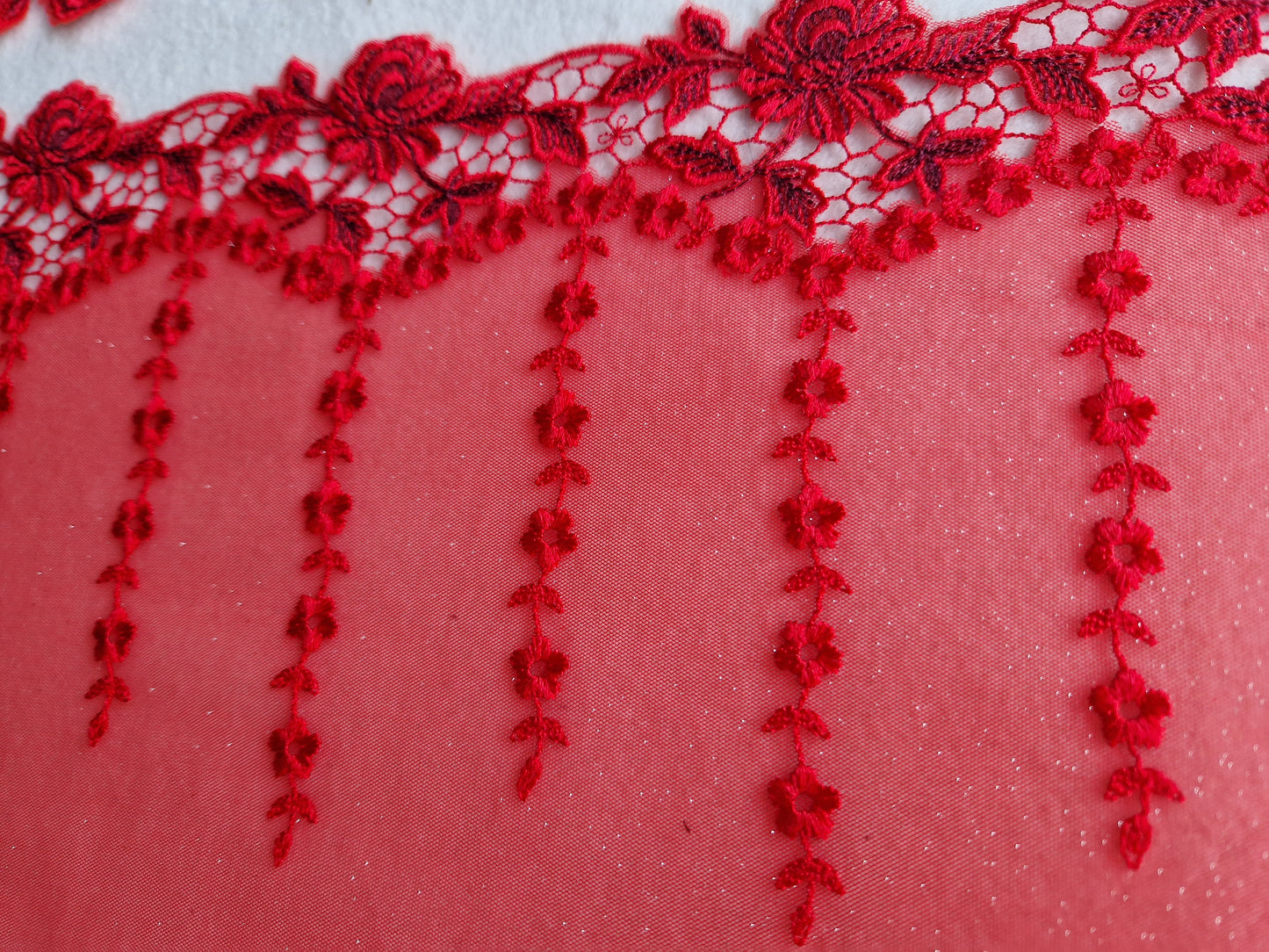 2024-136 rood tule kant met glittertje en broderie rand met roosjes