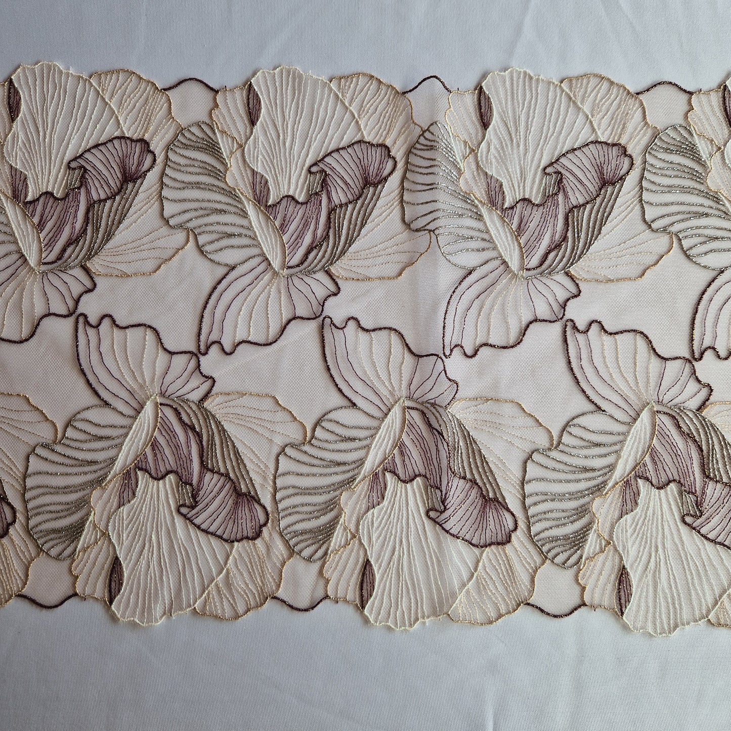 2025-24 prachtig licht beige tule kant met bloemen in verschillende kleuren lurex draad