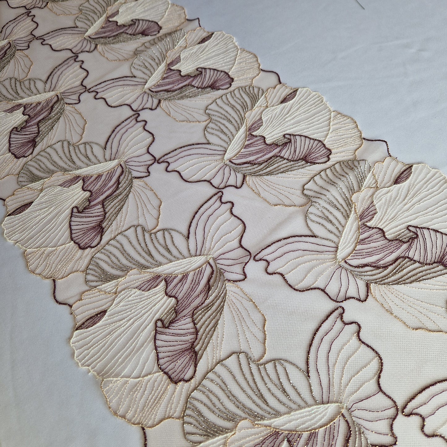 2025-24 prachtig licht beige tule kant met bloemen in verschillende kleuren lurex draad