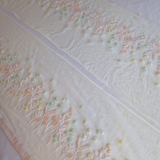 2025-50 wit tulekant met bloemenveld in pasteltinten