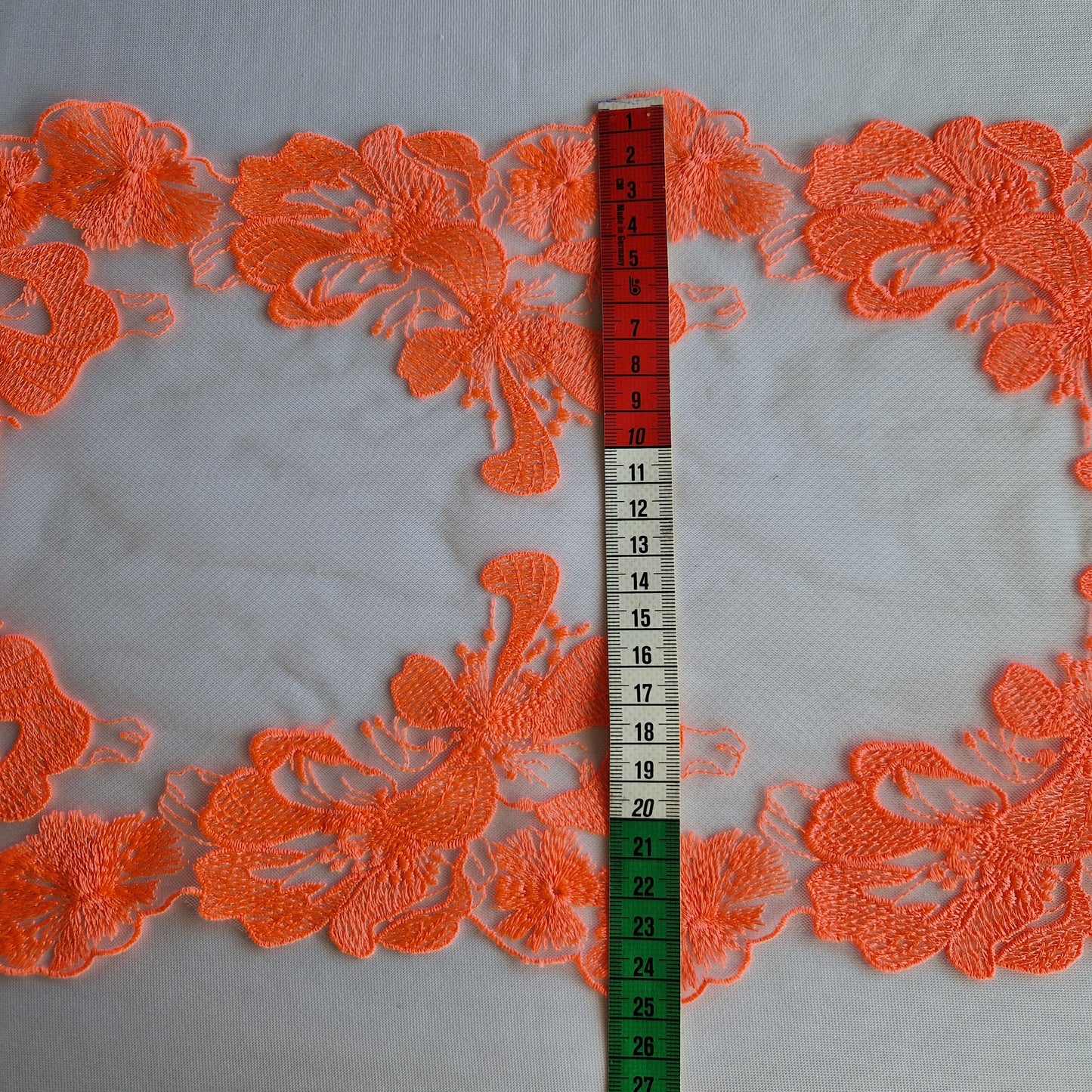 2025-57 wit tulekant met neon oranjeroze bloemen