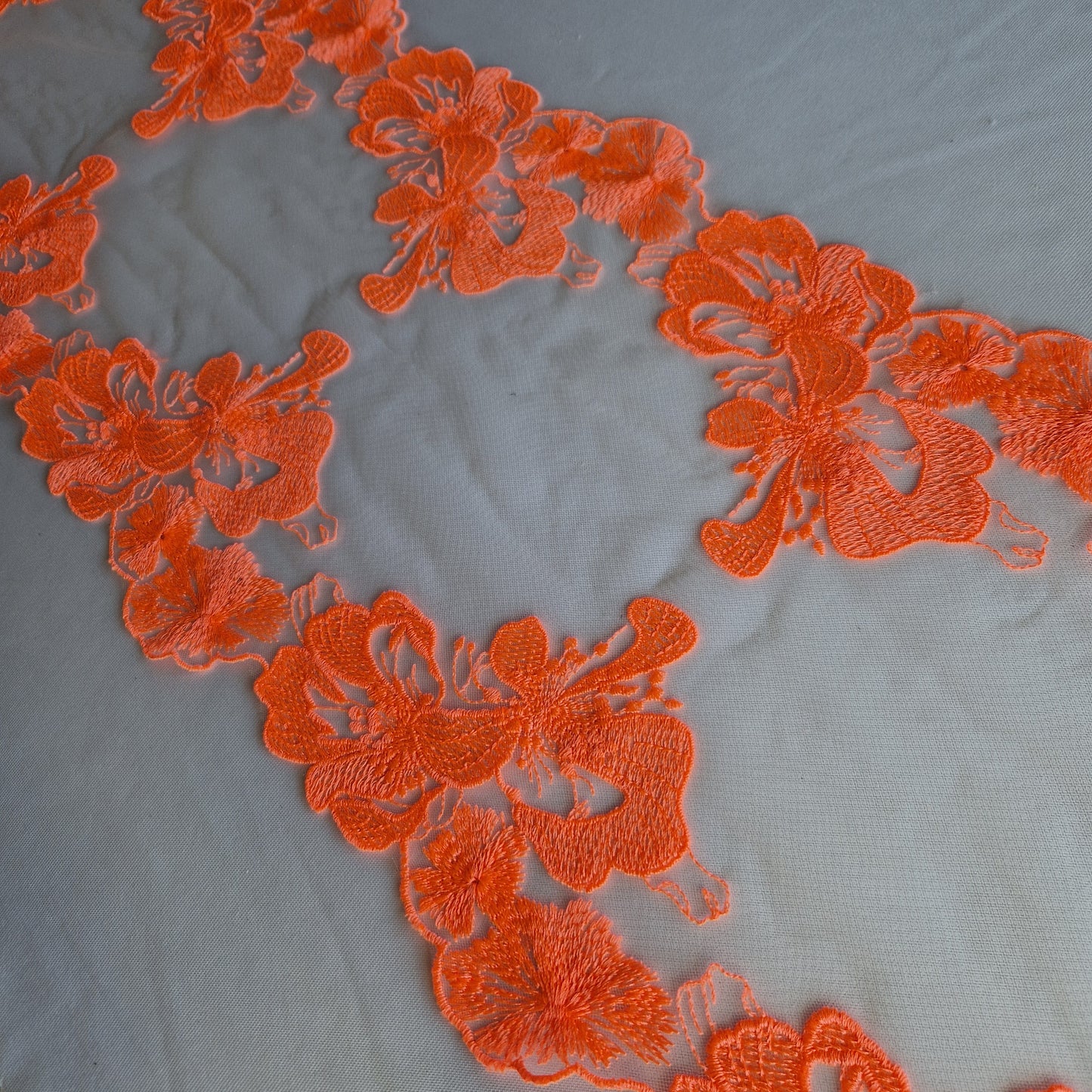 2025-57 wit tulekant met neon oranjeroze bloemen