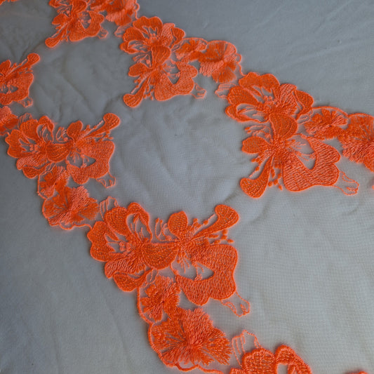 2025-57 wit tulekant met neon oranjeroze bloemen