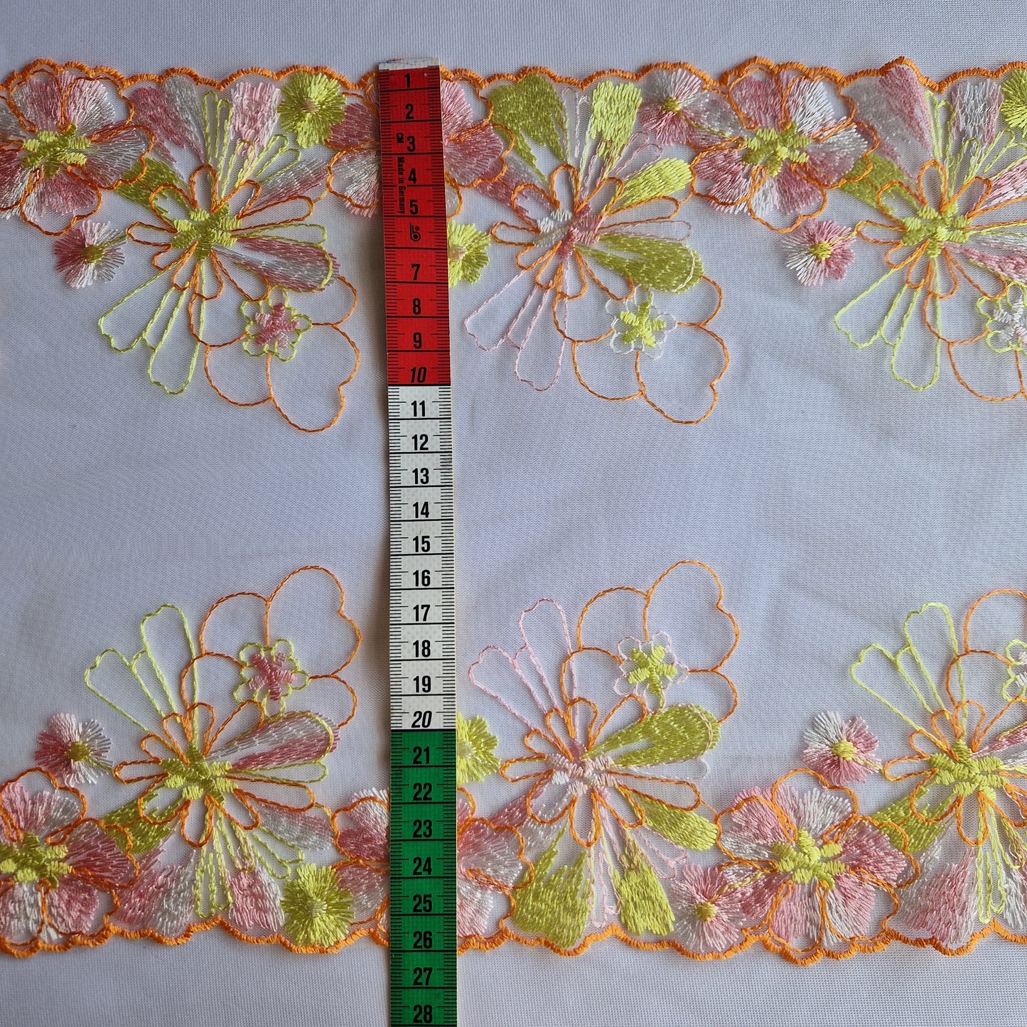 2025-58 wit tulekant met bloemen in neongeel, oranje en roze