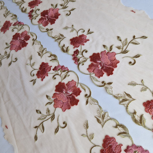 2025-76 beige tulekant met mauve kleurige bloemen