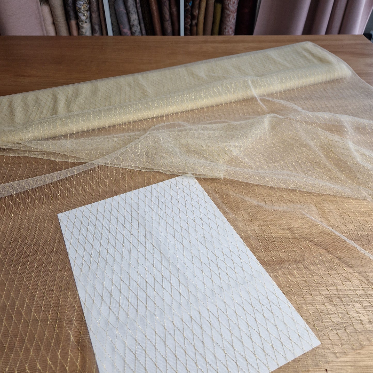 licht beige tule met wybertje in goudkleurig lurex draad