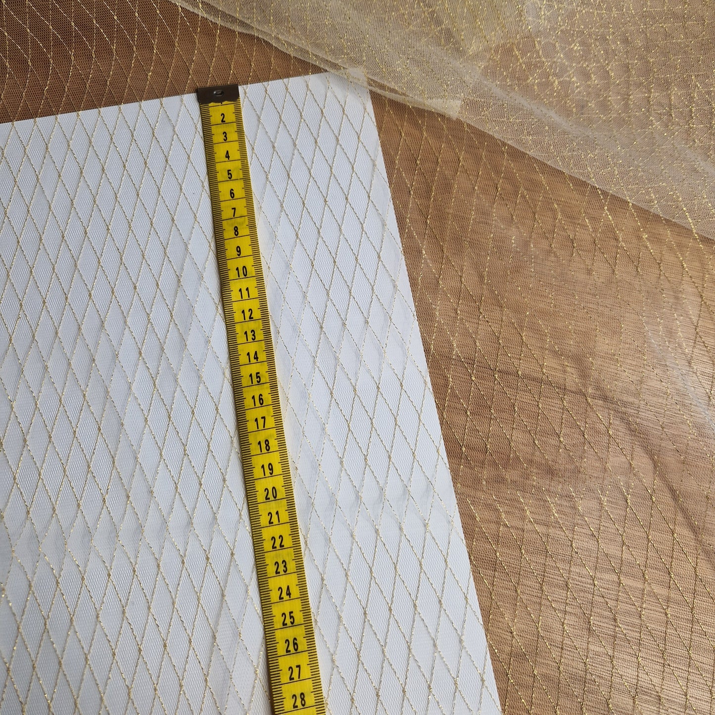 licht beige tule met wybertje in goudkleurig lurex draad