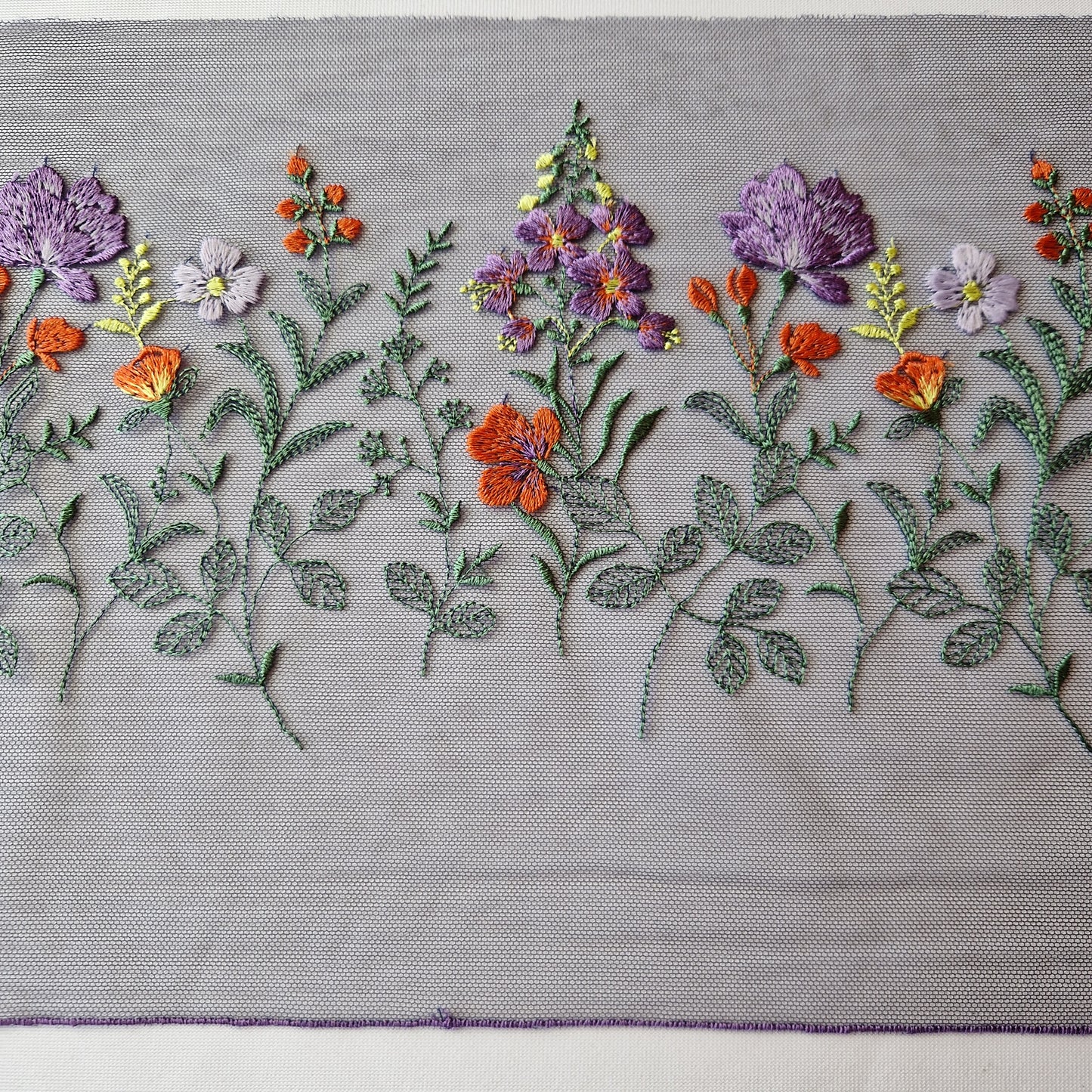 2025-80 donker paars tule kant met kleurrijke wilde bloemen