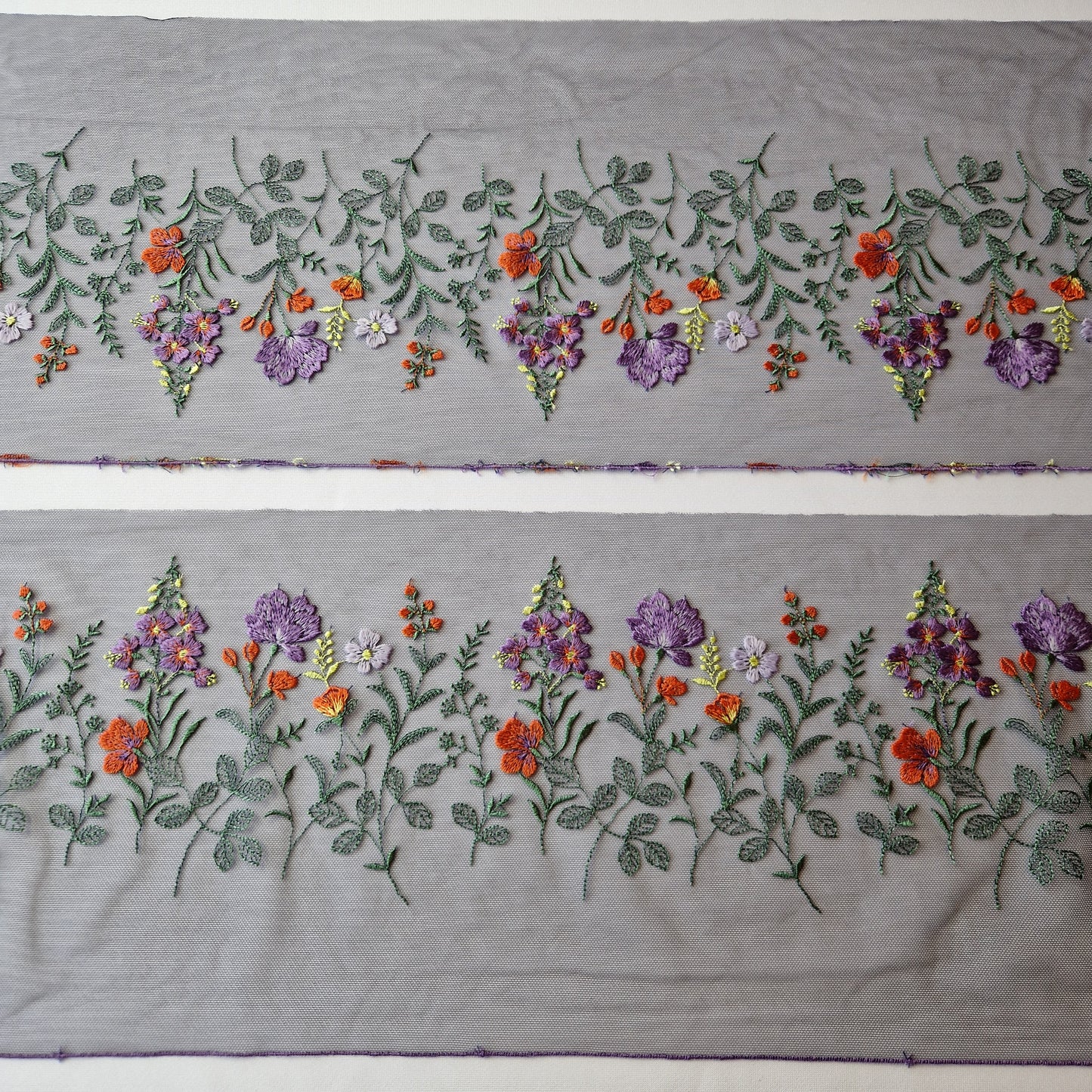 2025-80 donker paars tule kant met kleurrijke wilde bloemen