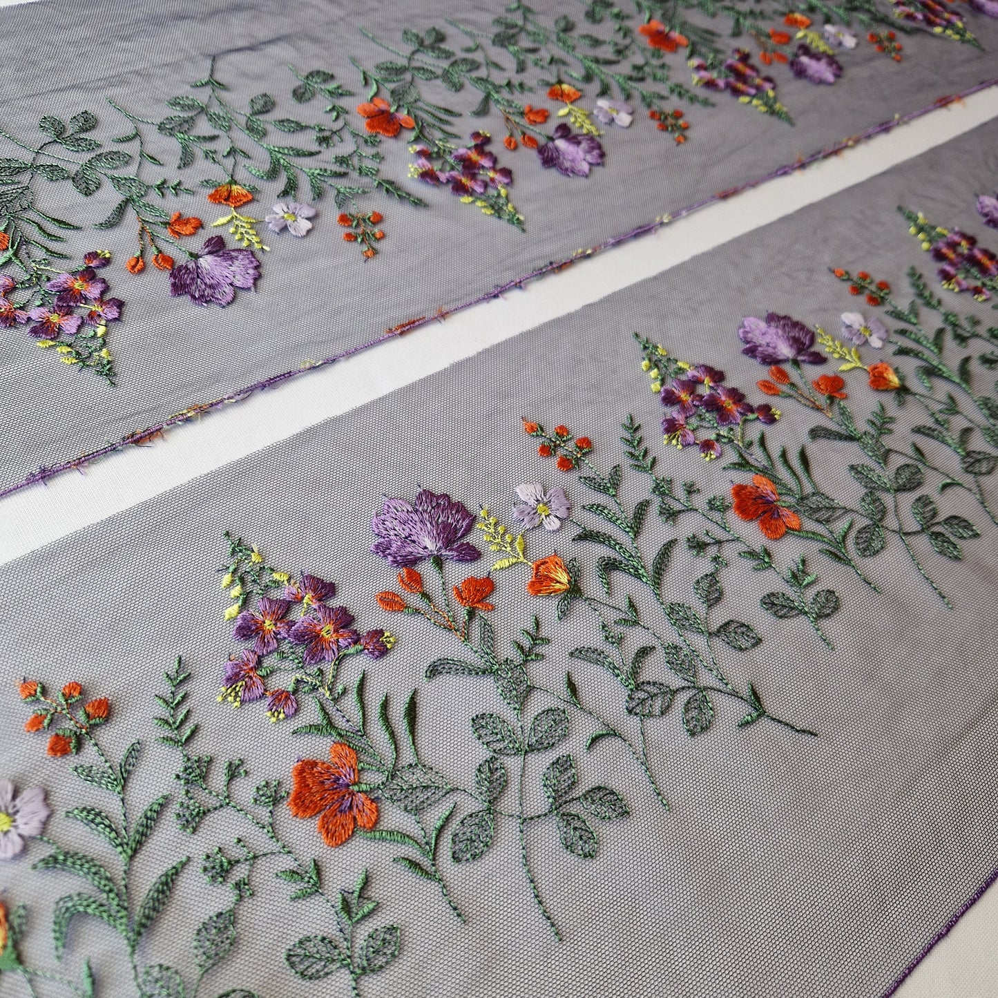 2025-80 donker paars tule kant met kleurrijke wilde bloemen