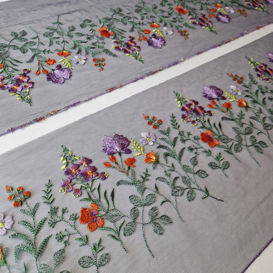 2025-80 donker paars tule kant met kleurrijke wilde bloemen