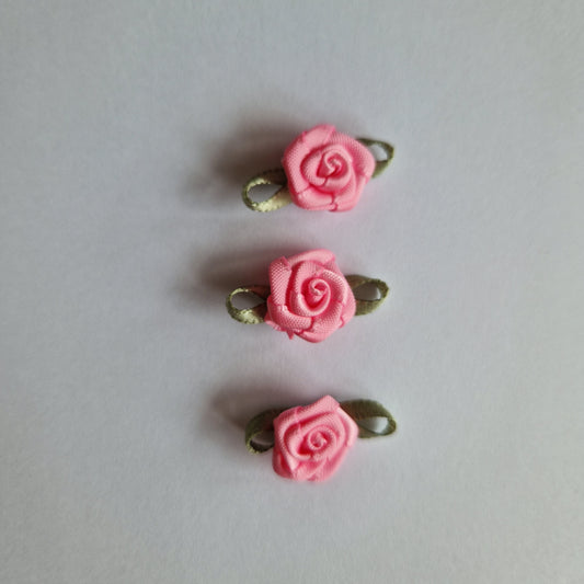 Satijnen roosje in roze