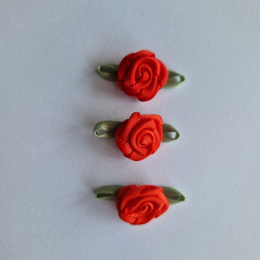 Satijnen roosje in rood