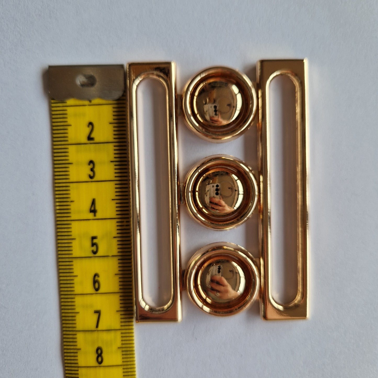 goudkleurige grote bikinisluiting van 7cm hoog