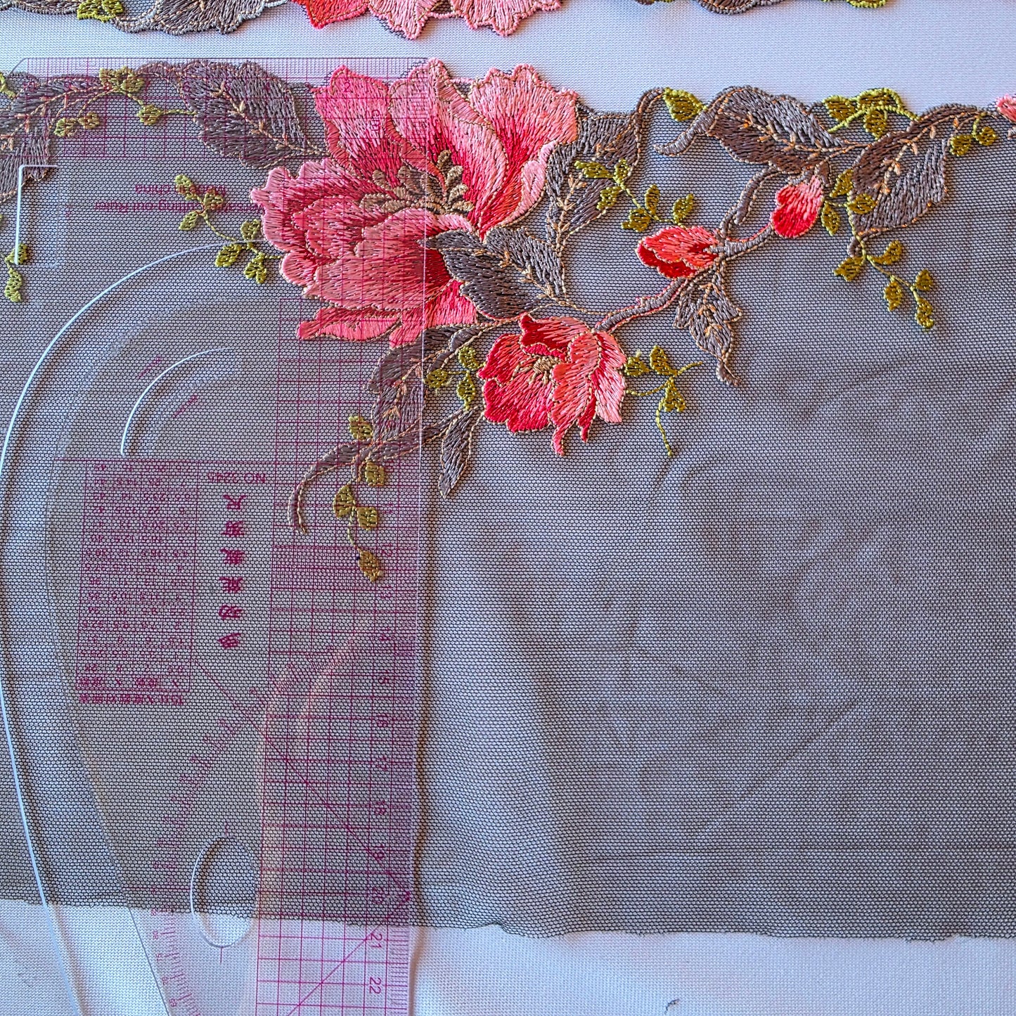 2025-85 Zwart tule kant met geborduurde rozen in Japanse stijl voorzien van goudkleurig lurex draadje
