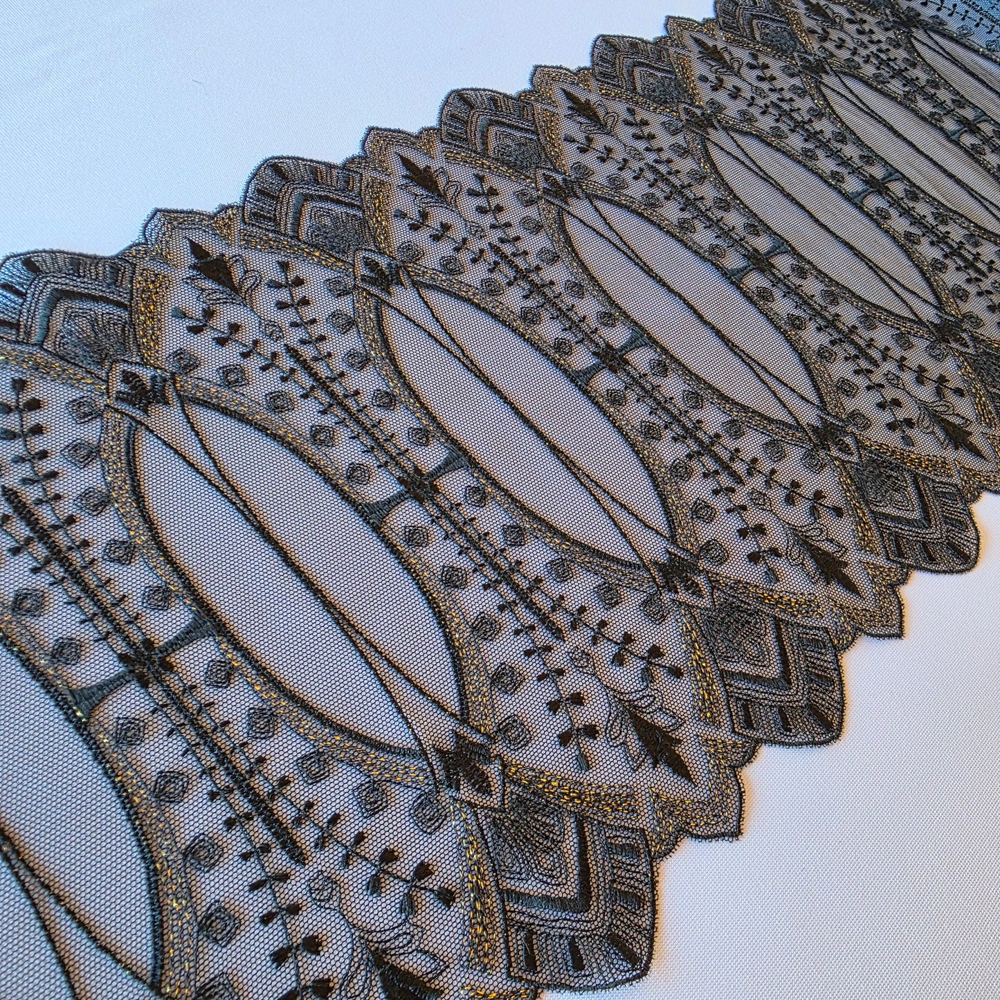 2025-87 Zwart tulekant met gotisch design voorzien van goudkleurige lurex draad