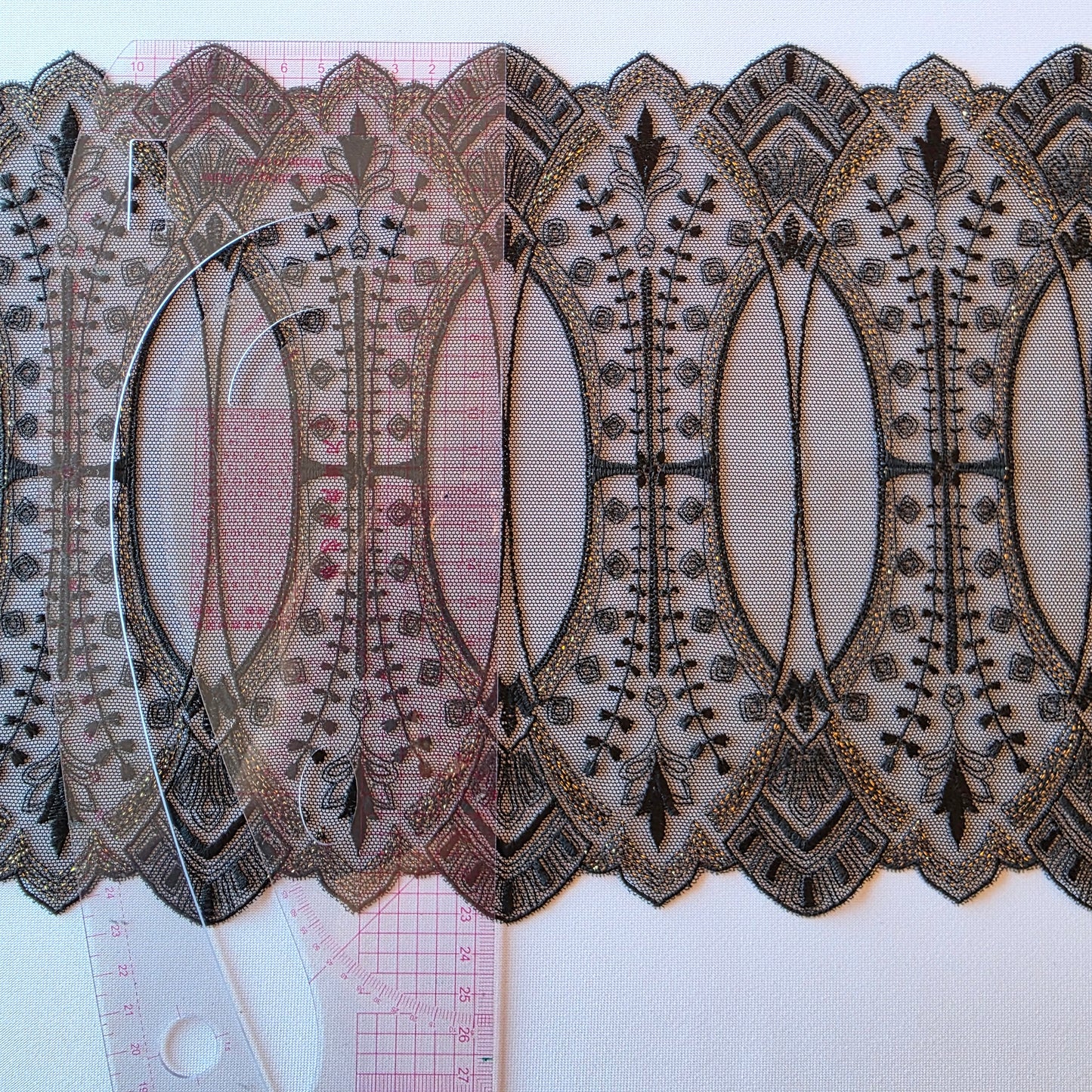 2025-87 Zwart tulekant met gotisch design voorzien van goudkleurige lurex draad