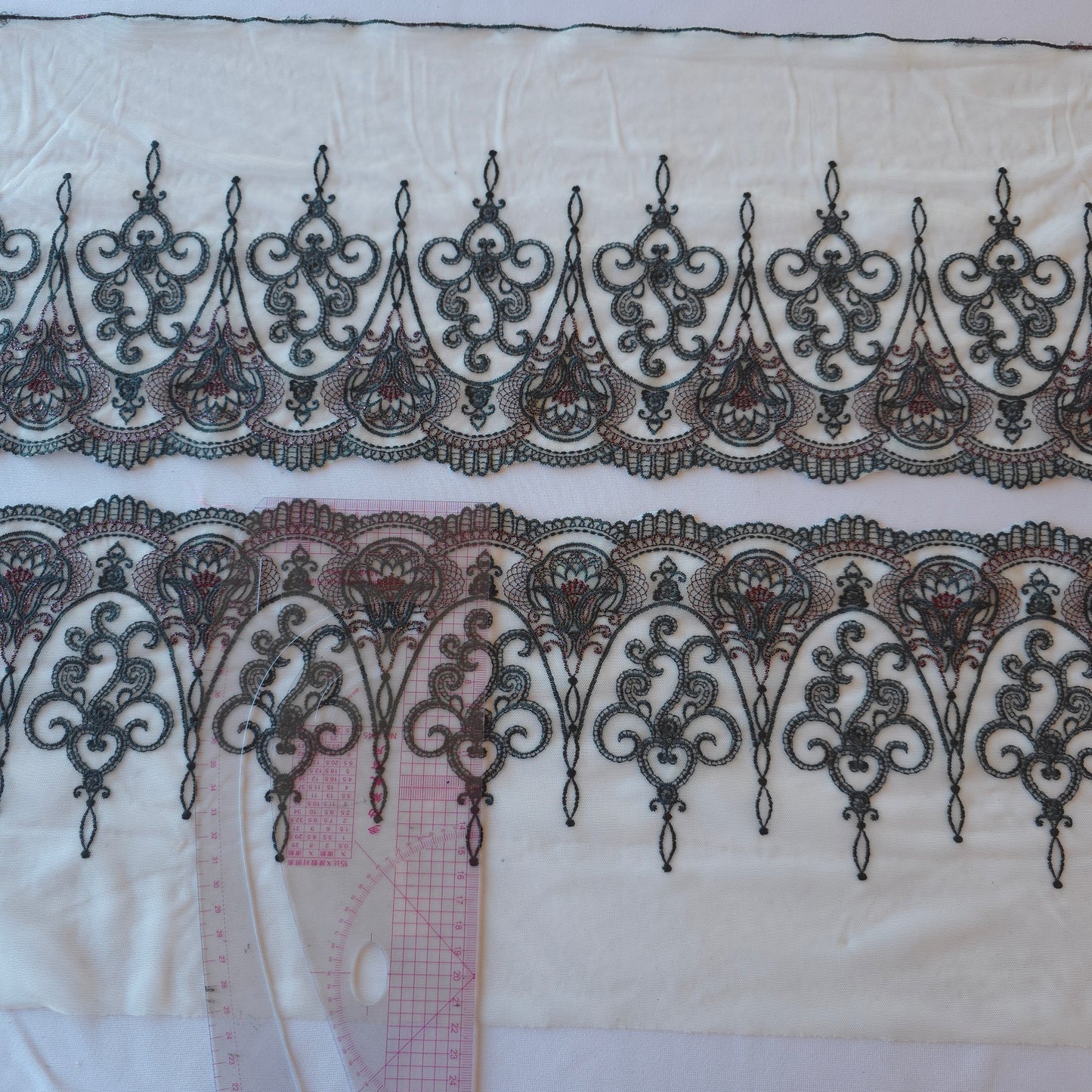 2025-97 Witte stretch mesh met gotisch borduursel voorzien van wijnrood lurex draad