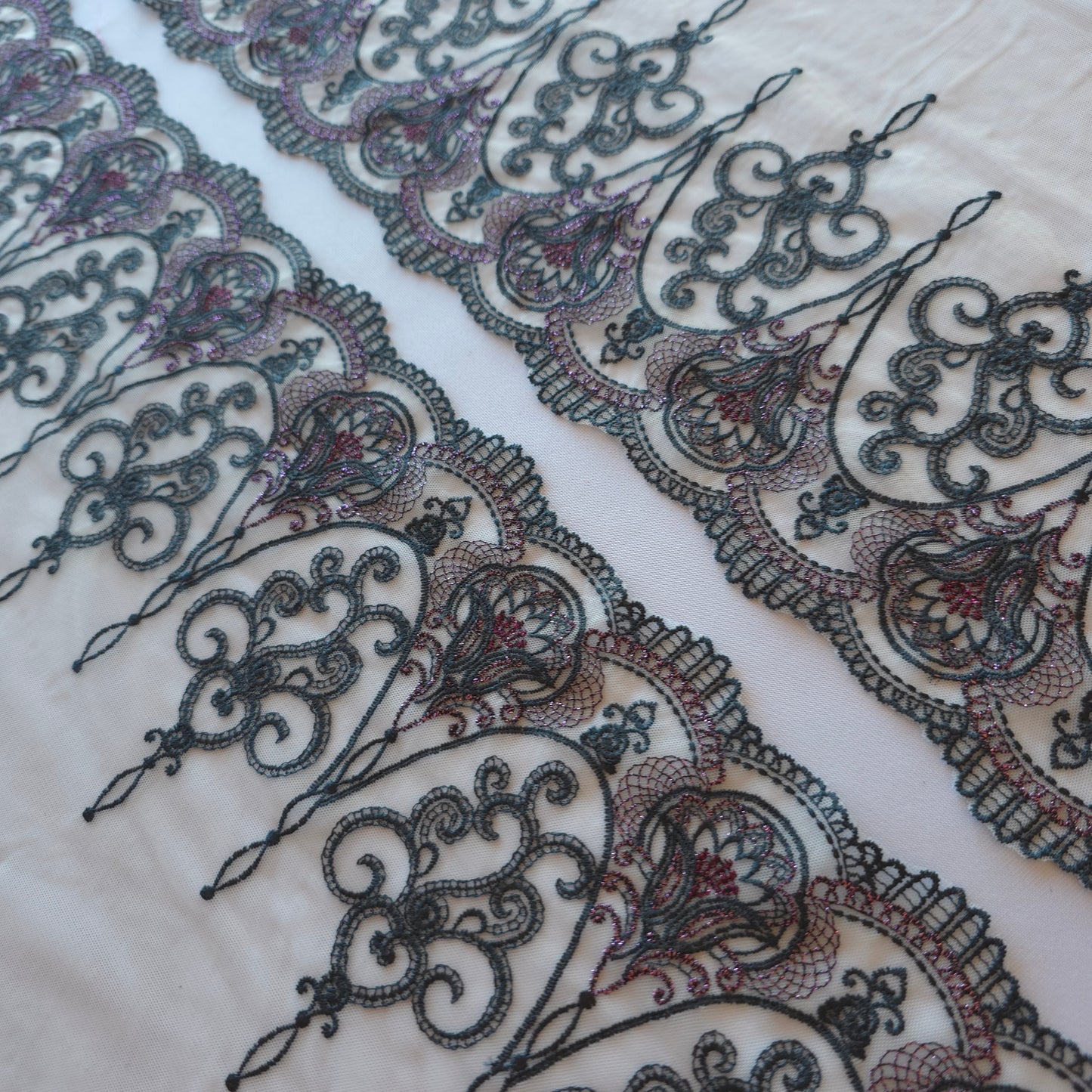 2025-97 Witte stretch mesh met gotisch borduursel voorzien van wijnrood lurex draad