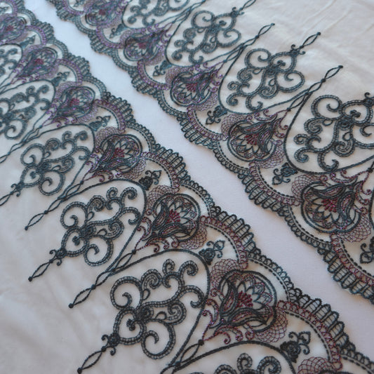 2025-97 Witte stretch mesh met gotisch borduursel voorzien van wijnrood lurex draad