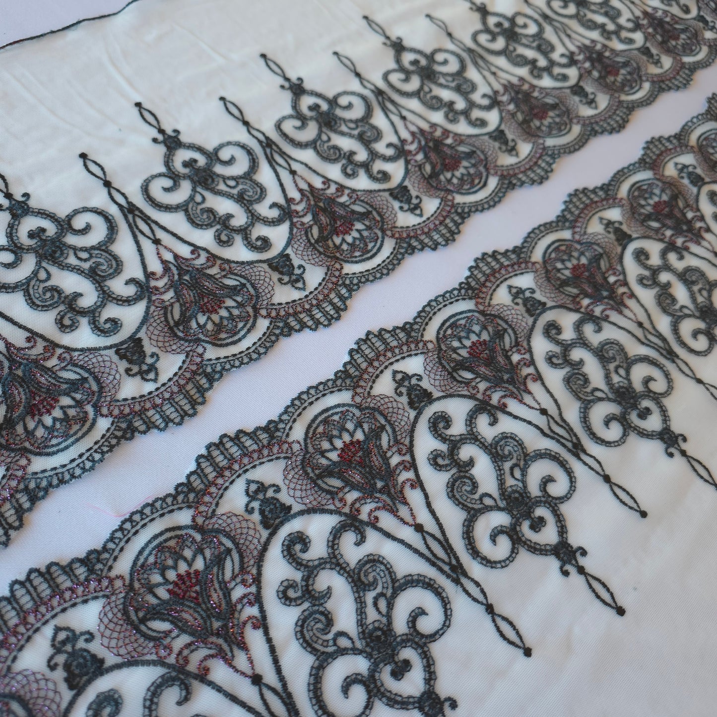 2025-97 Witte stretch mesh met gotisch borduursel voorzien van wijnrood lurex draad