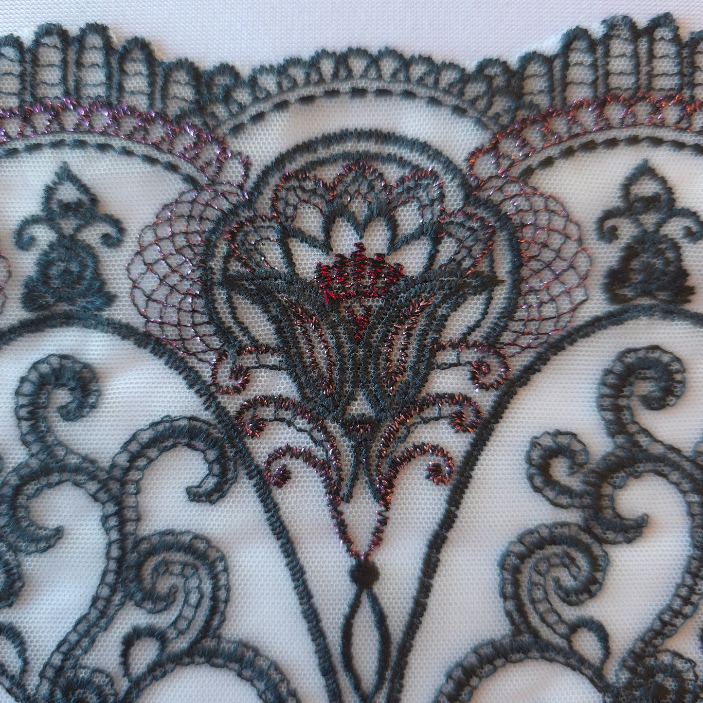 2025-97 Witte stretch mesh met gotisch borduursel voorzien van wijnrood lurex draad